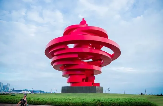 In this seaside square in Qingdao, there is not only a giant red metal tornado sculpture. 