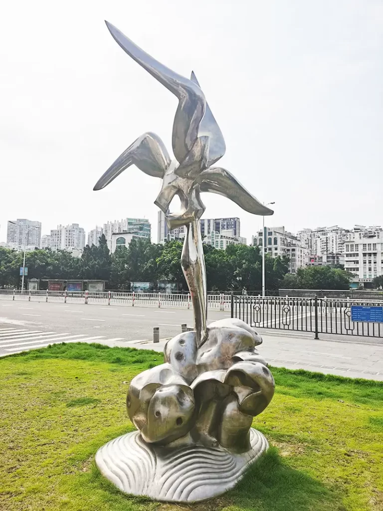 La escultura abstracta de la gaviota se encuentra al lado de la carretera.