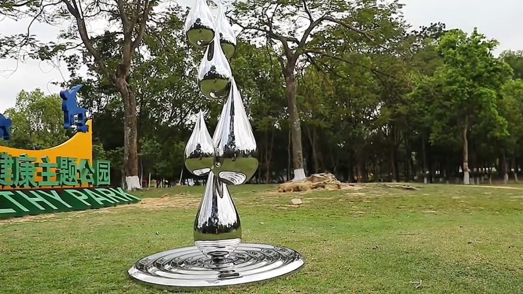 Esculturas de gotas de agua de acero inoxidable en el parque.