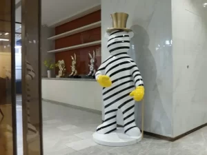 Escultura de oso de dibujos animados blancos a rayas en el vestíbulo del Hotel